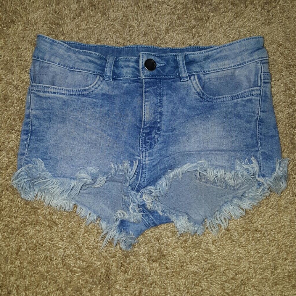 💋H&M DIVIDED Long Frayed Jean Shorts
