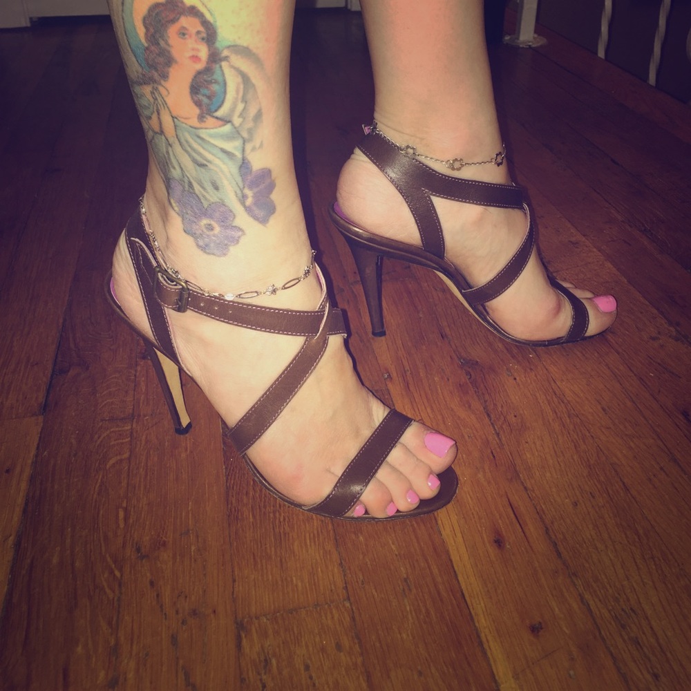 Manolo Blahnik brown leather strappy heel! Size 39