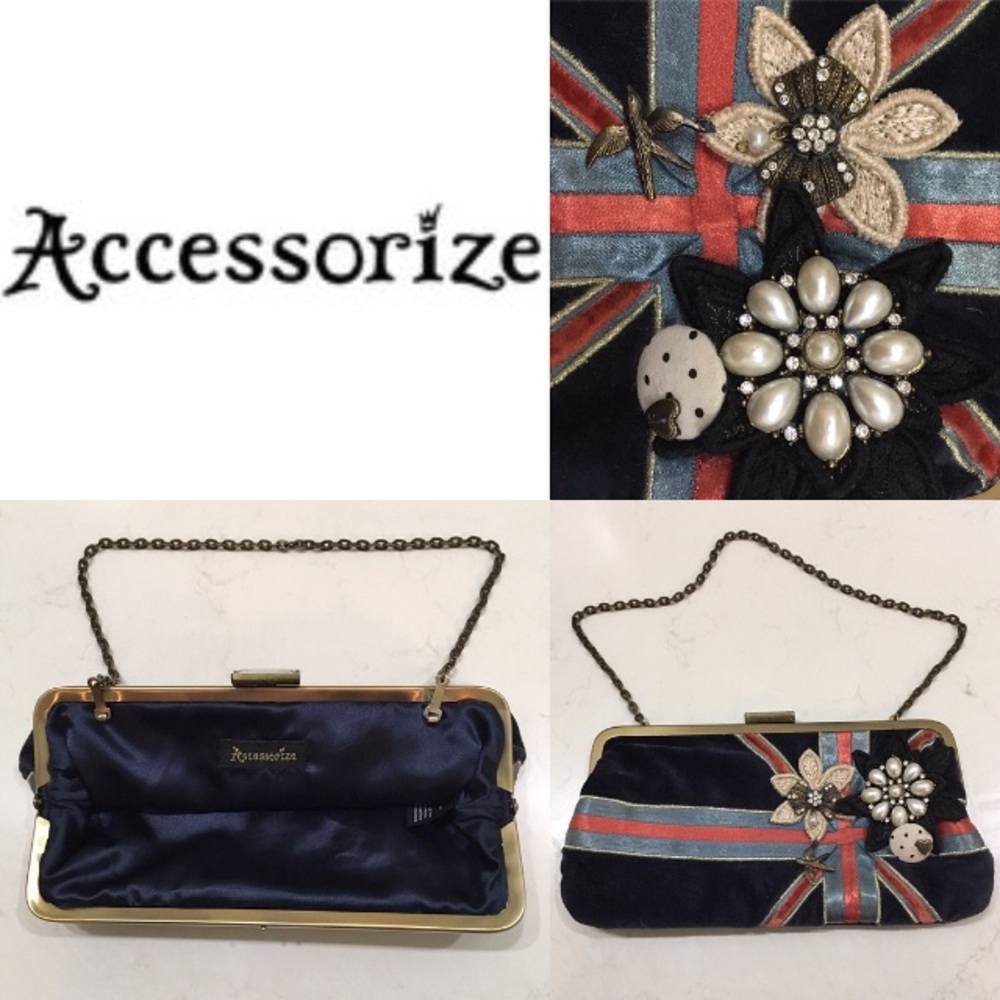 NAVY VELVET CLUTCH PURSE WITH CHAIN HANDLE.