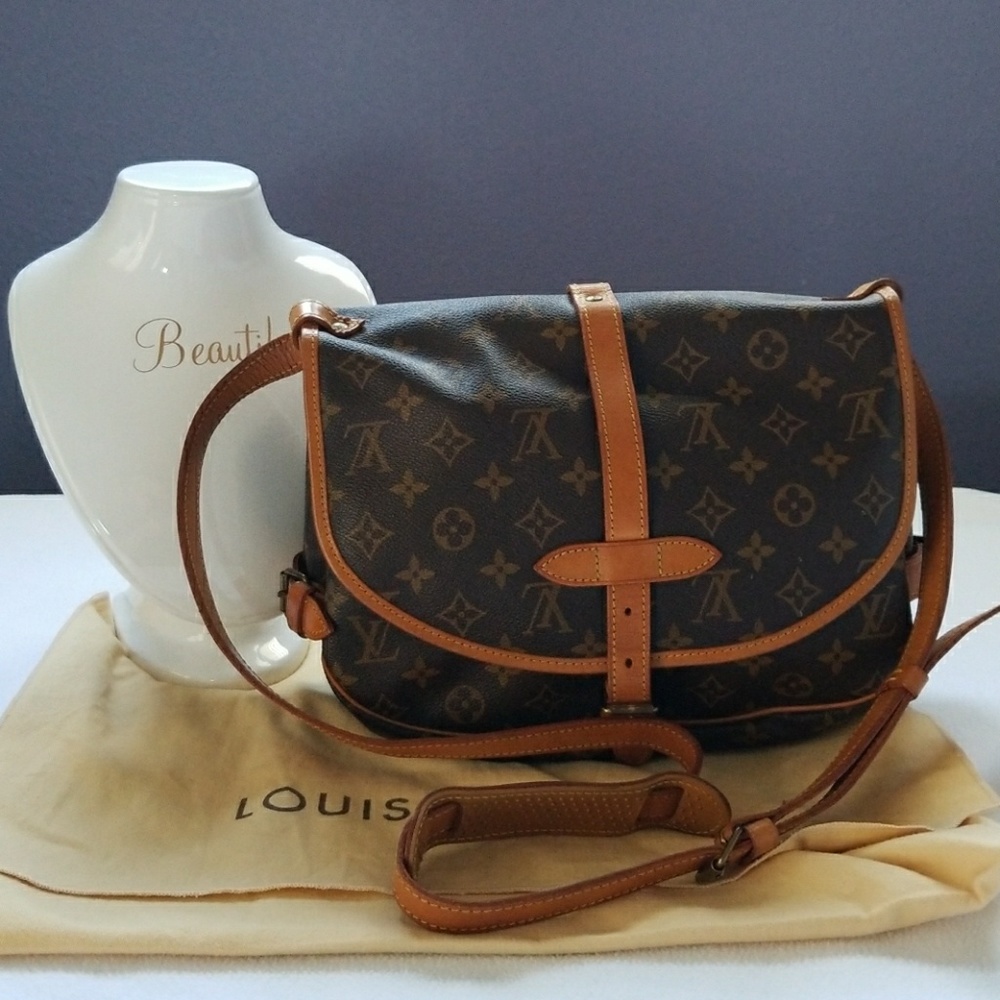 SOLD 💯Authentic LV Saumur 30