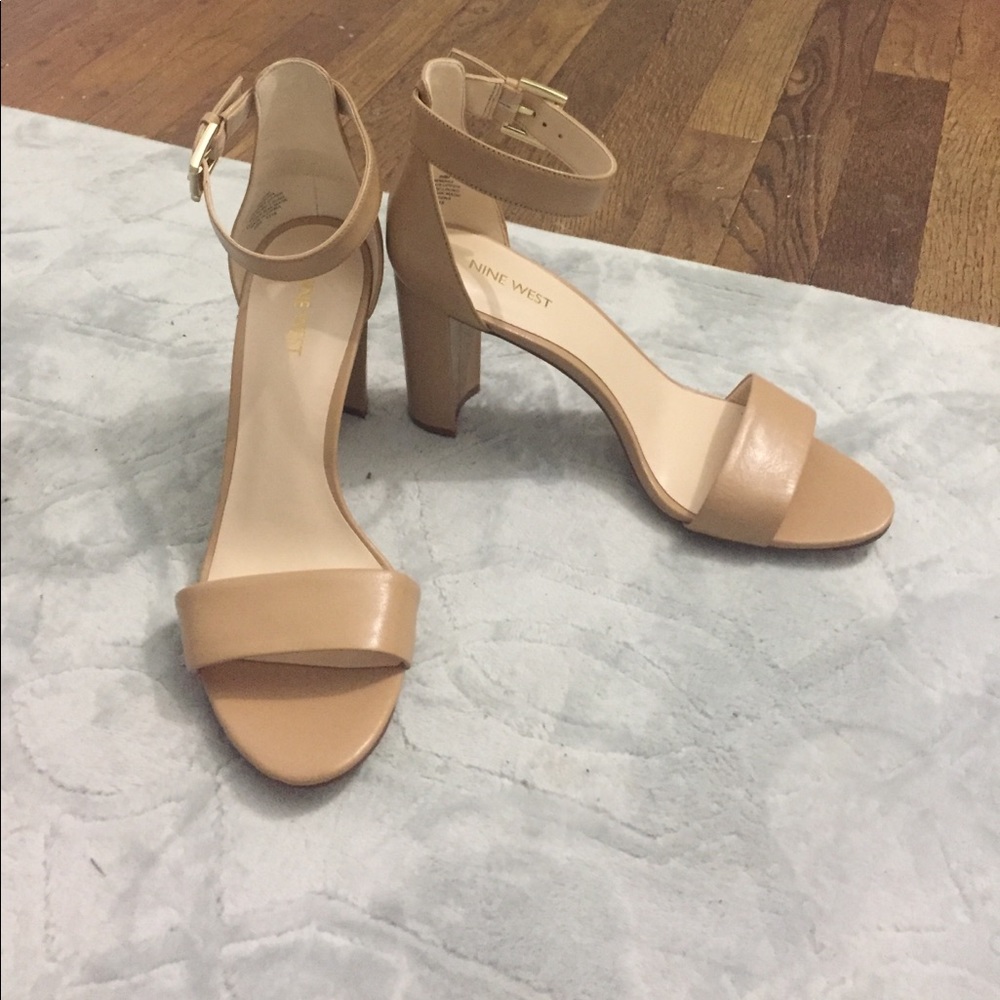 NWOT Nine West nude heels