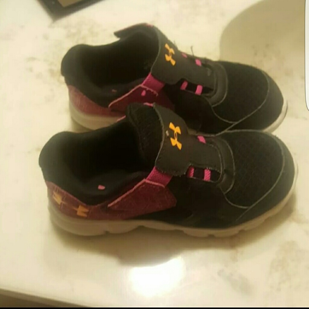UA toddler shoes sz 10