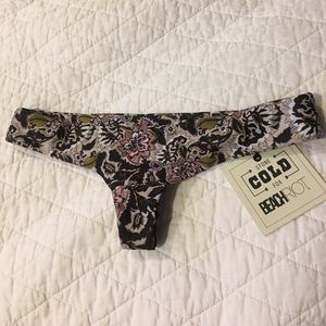 Stone Cold Fox Beach Riot Zoe Bottom