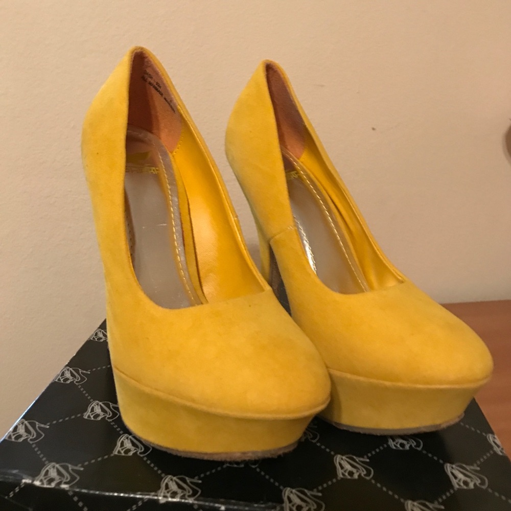 Sheikh mustard Pumps size 6