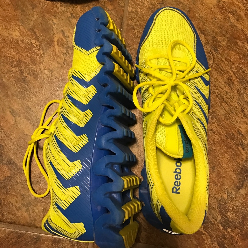 Men's reebok zigtech tennis shoes.