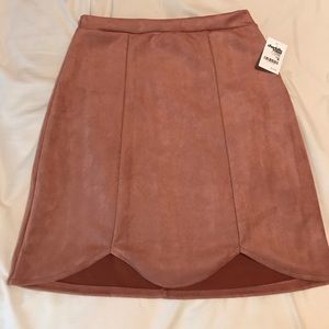 Skirt. Scallop- front detail.