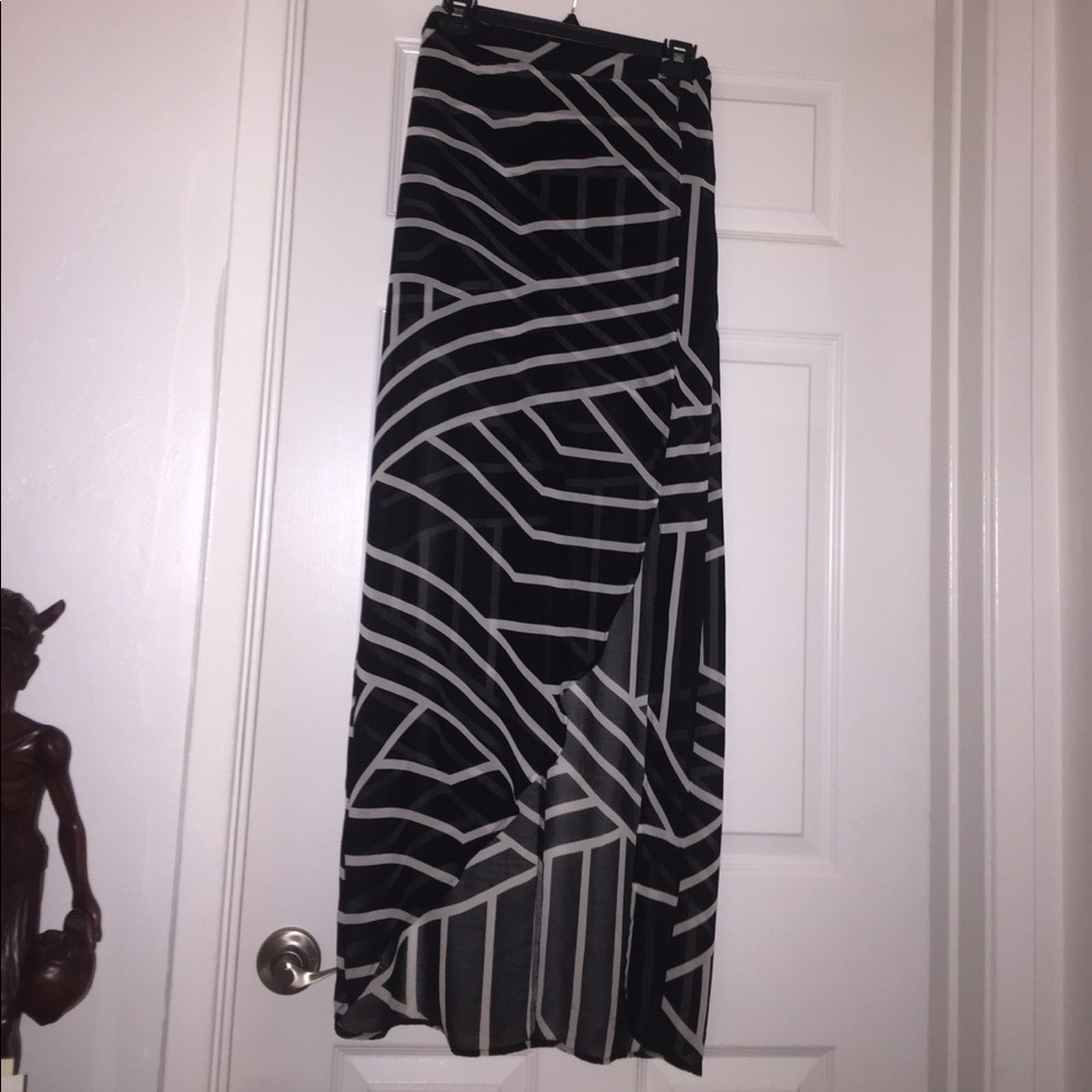 Black peek a boo skirt - Picture 4 of 4