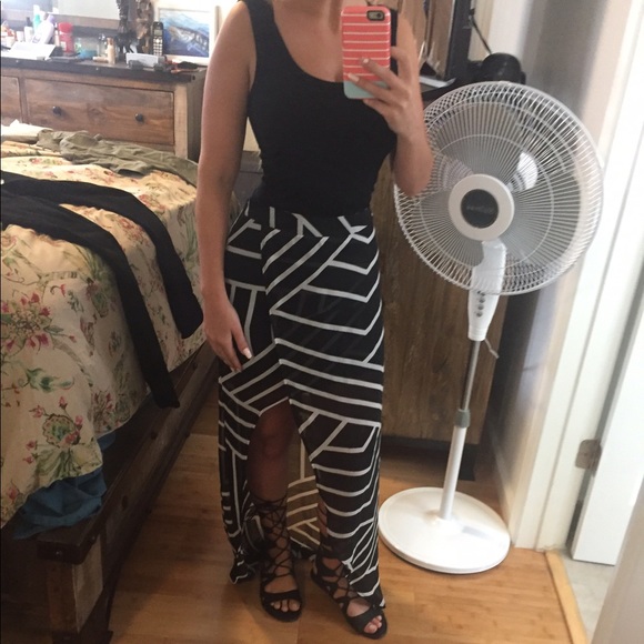 Black peek a boo skirt - Picture 2 of 4