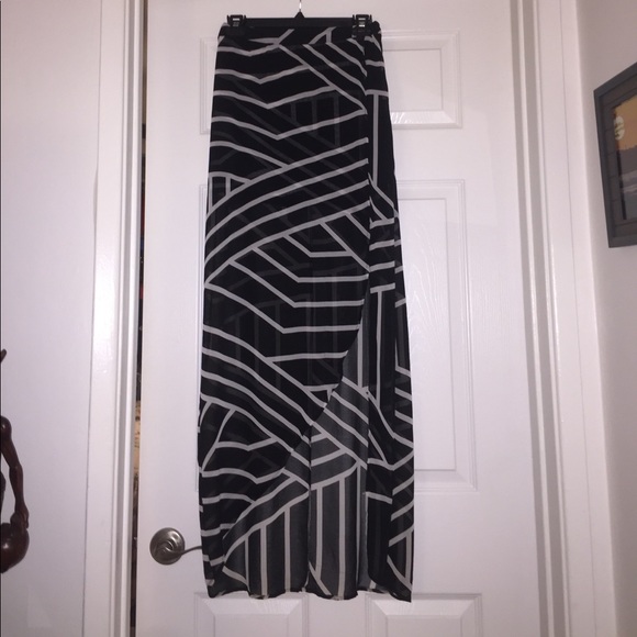 Black peek a boo skirt - Picture 3 of 4