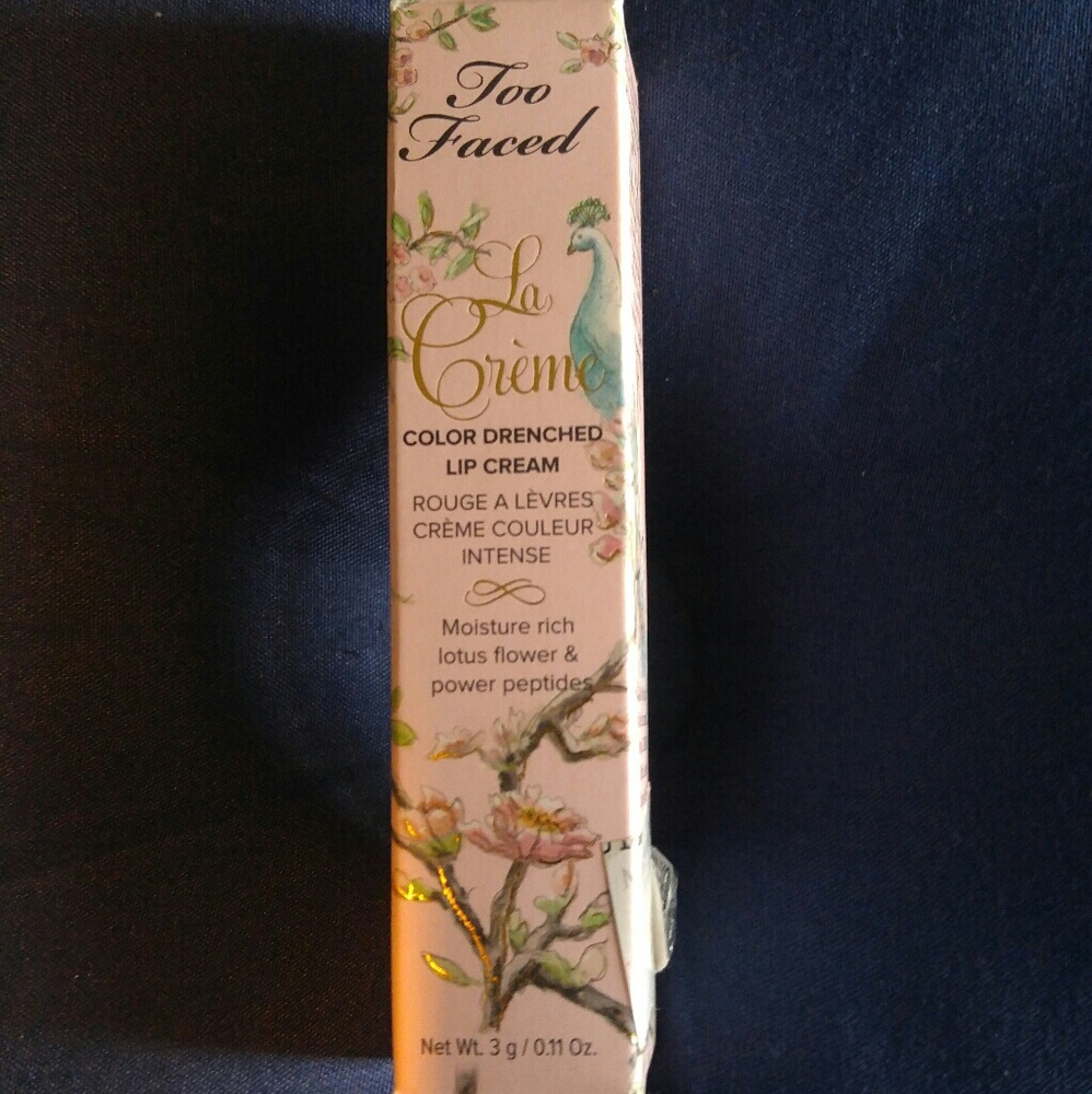 Too Faced La Creme Coral Fire lipstick