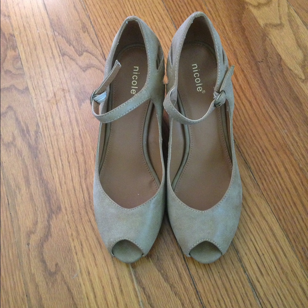 Nicole wedges