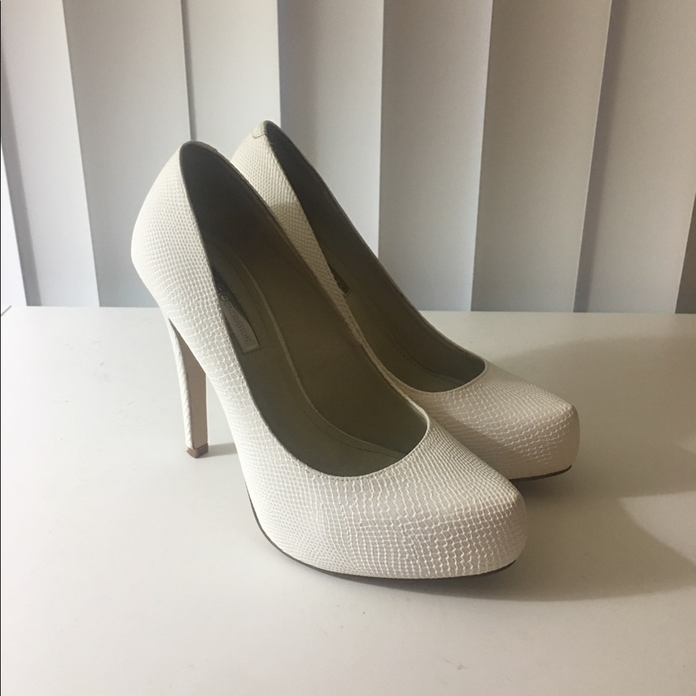 BCBGeneration Gorgeous White Pumps 👠