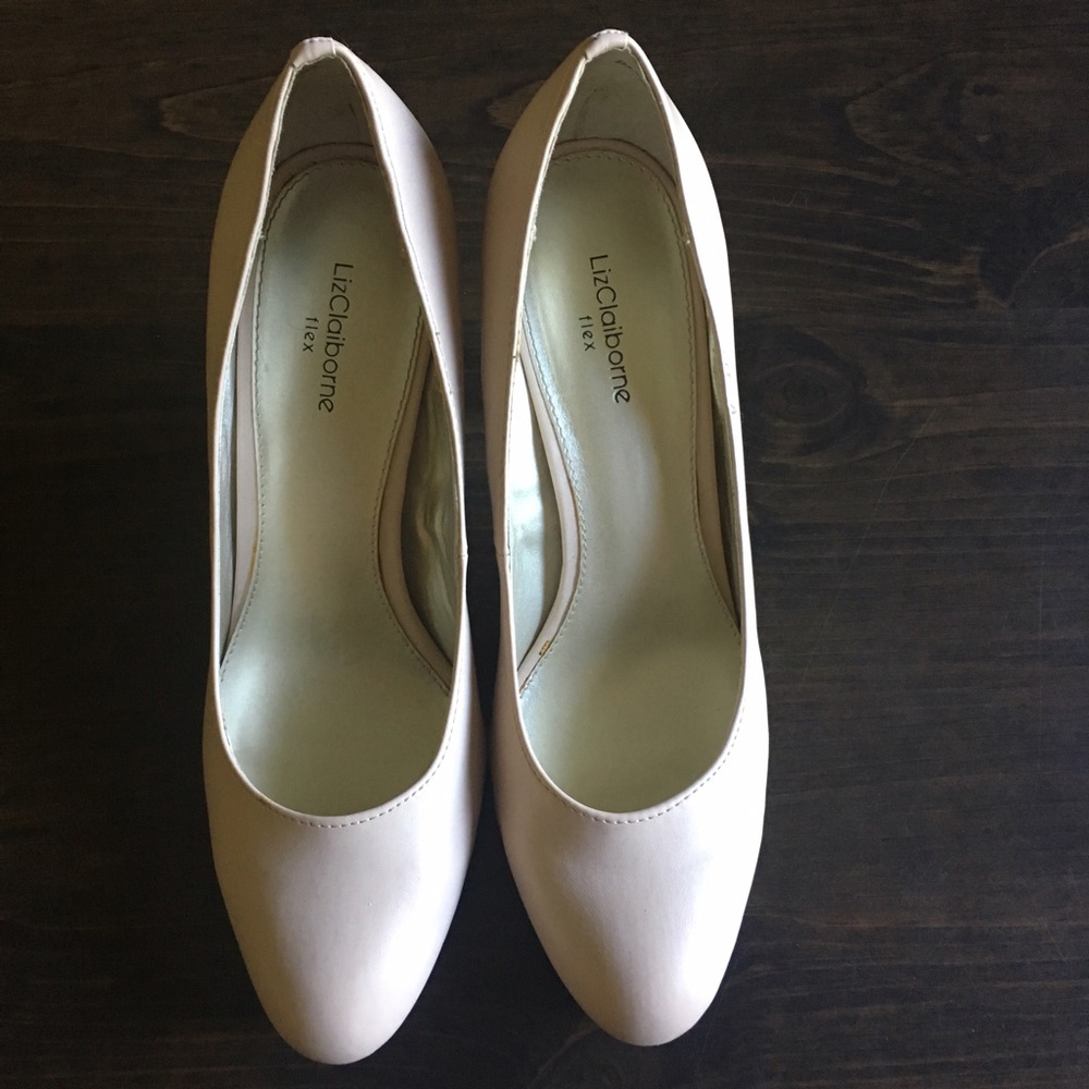 Liz Claiborne Cream/Nude Pumps