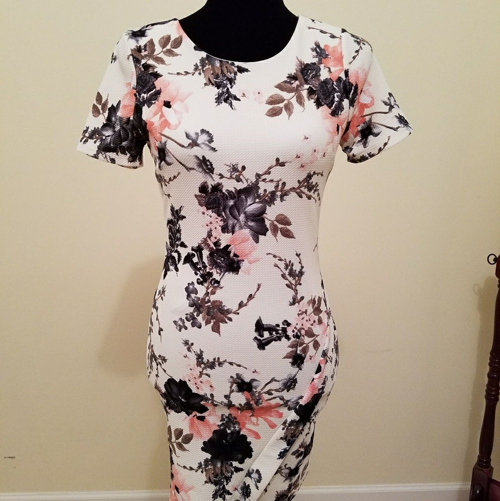 Floral fitted mini dress!