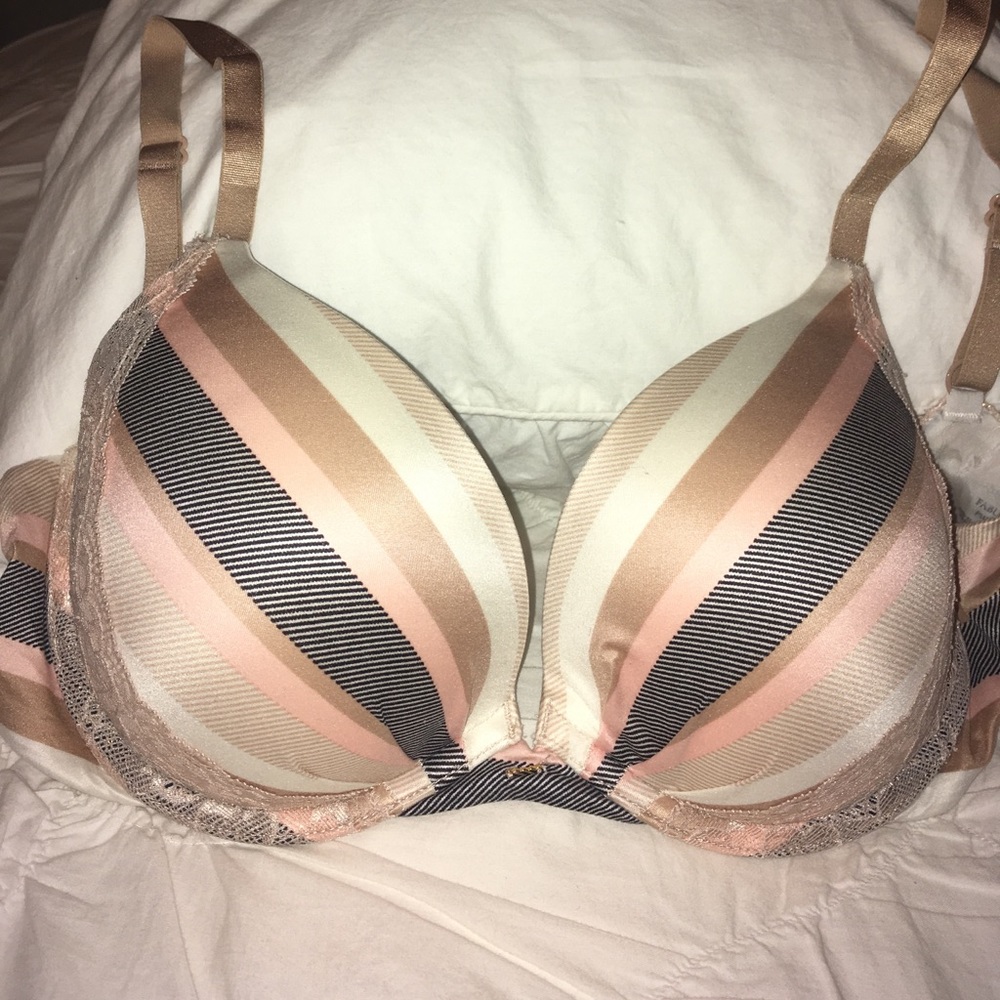 EXCELLENT DEAL! Victoria's Secret Push Up Bra 32DD