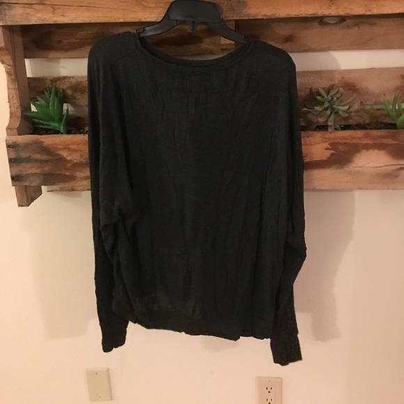 Brandy Melville long sleeve with elephant detail - Picture 2 of 2