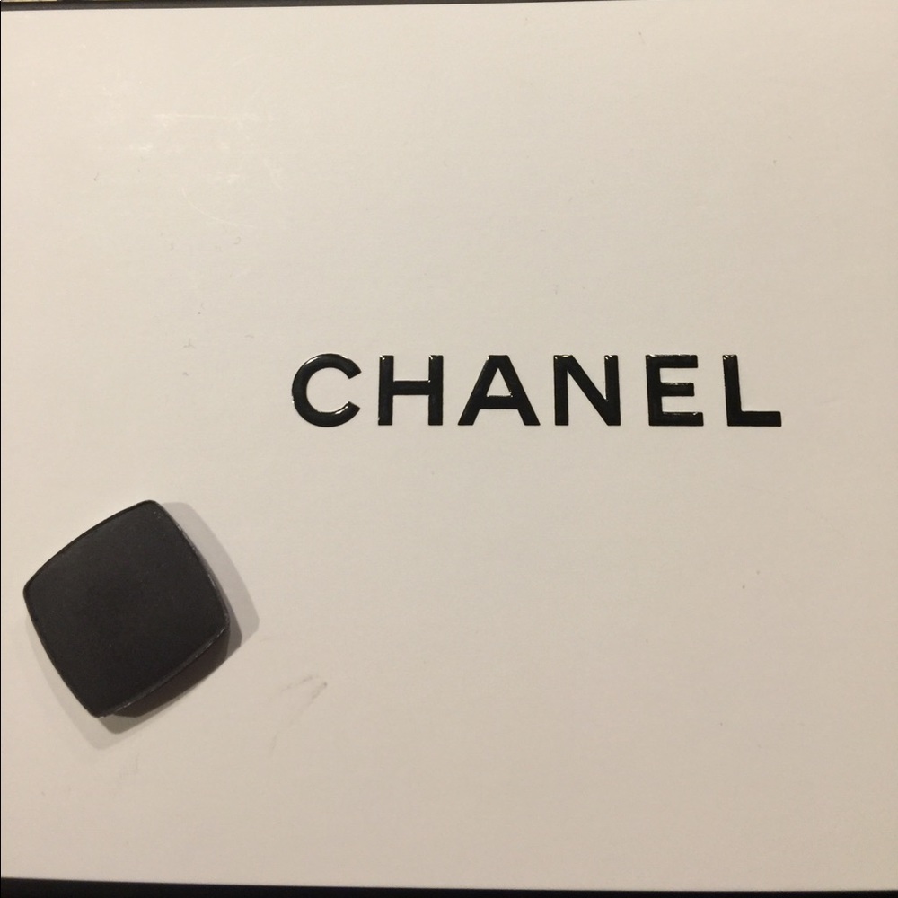 Chanel single shadow in black