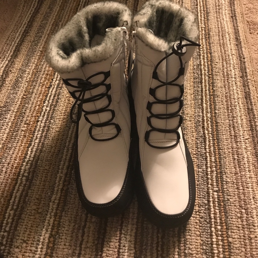 Snow boots