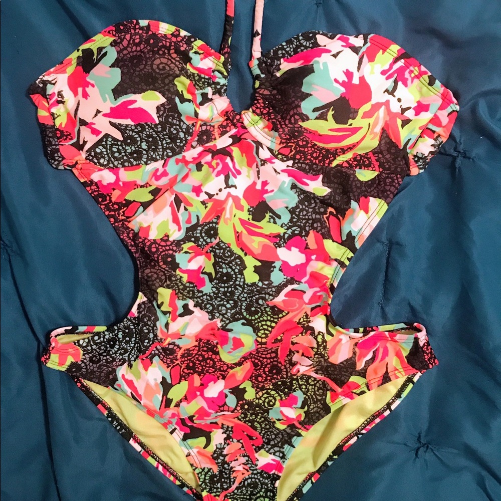 One piece swimsuit with side cutouts - Size S/M