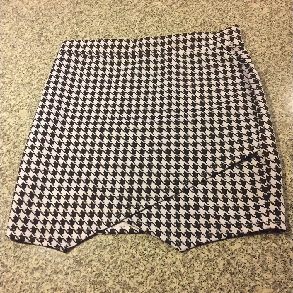 White and black houndstooth mini skirt