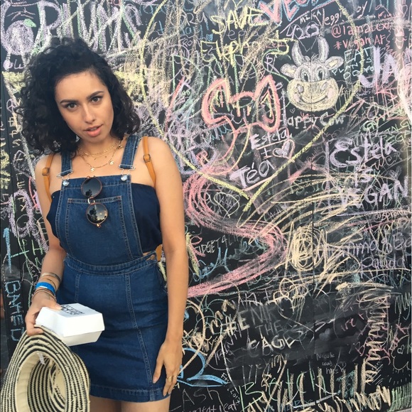 Meet your Posher, Andrea - Picture 3 of 4