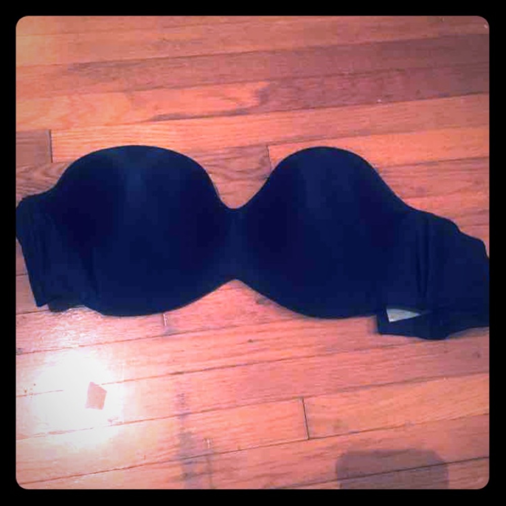 Black strapless bra