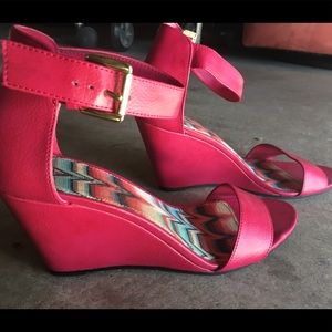 Fuchsia pink strappy wedges
