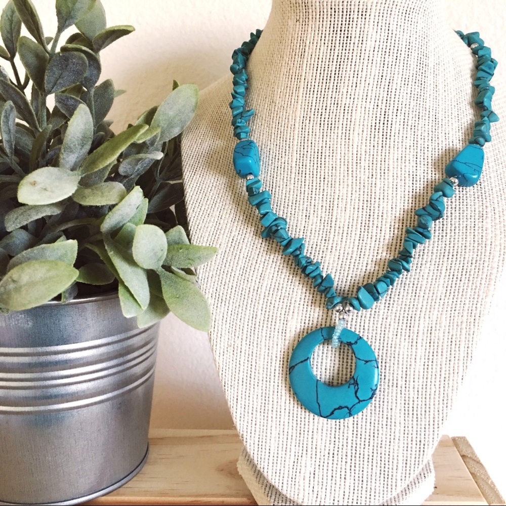 Turquoise beaded pendant necklace
