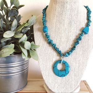 Turquoise beaded pendant necklace