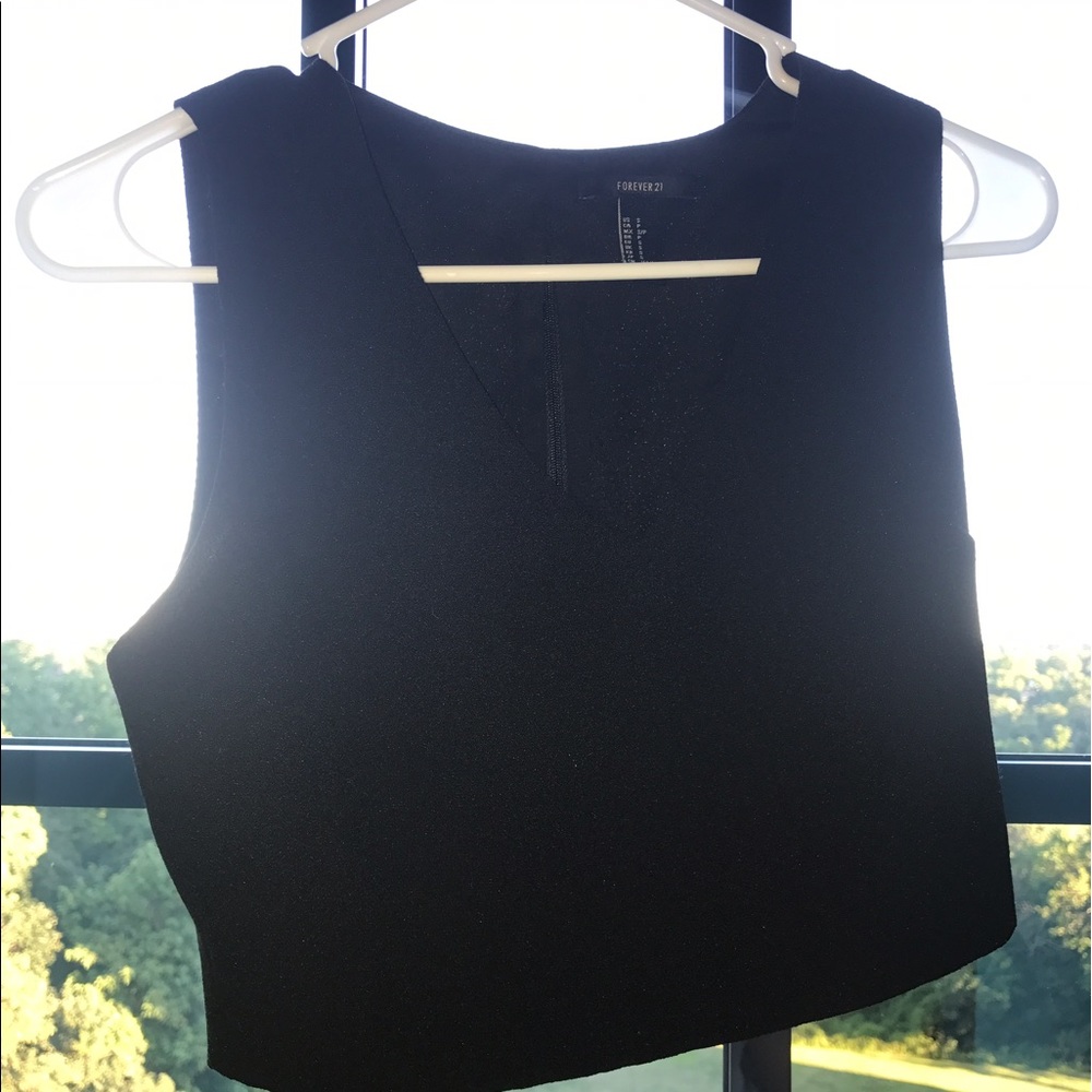 Black v neck textured crop top.