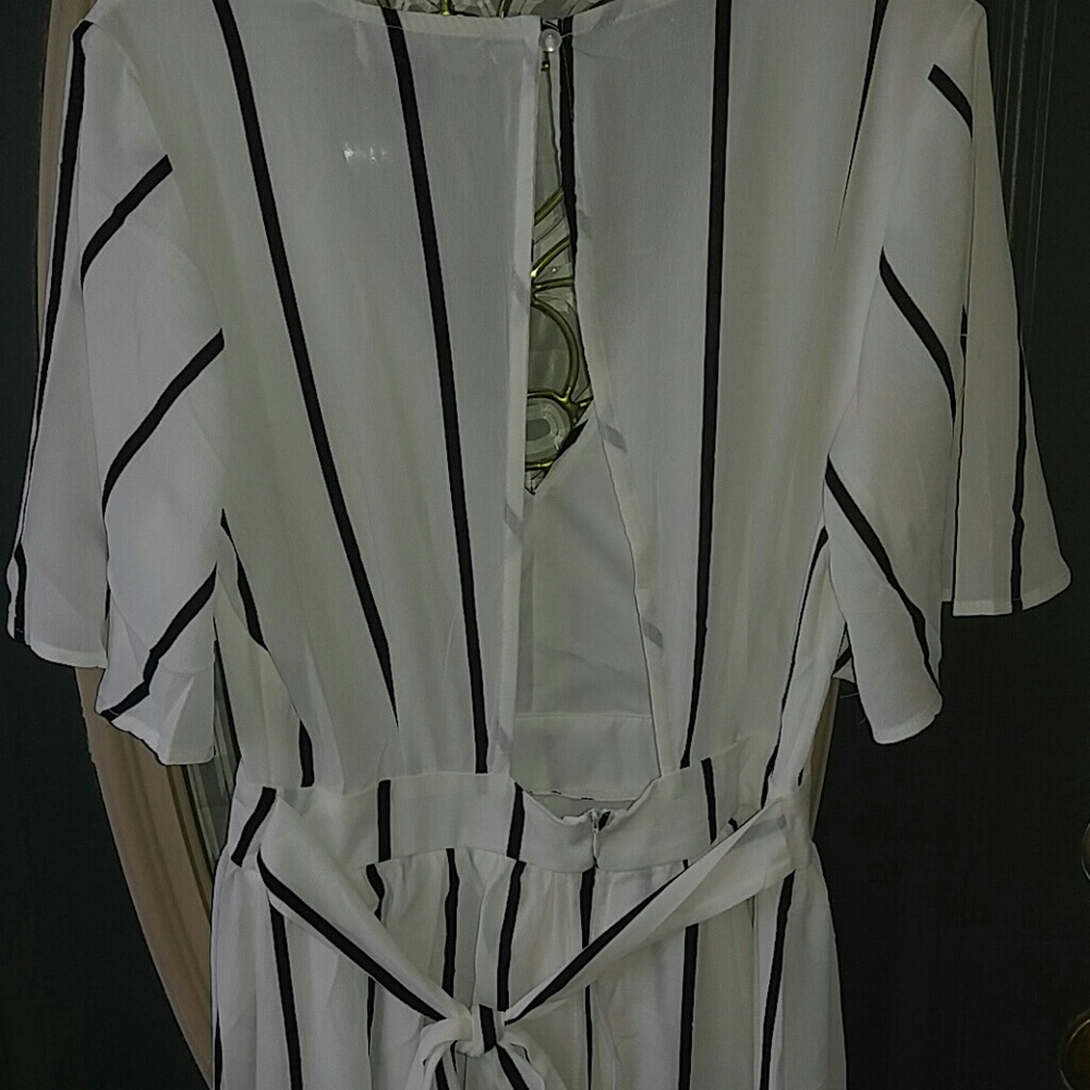 ~Only 1 Med left~Lovely jumpsuit - Picture 7 of 8