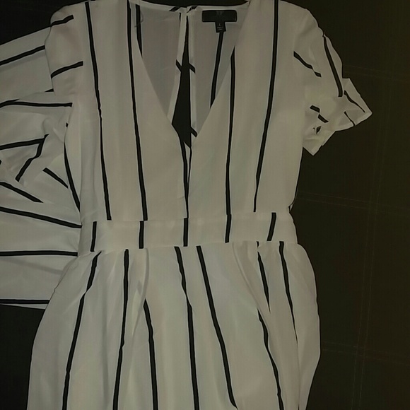 ~Only 1 Med left~Lovely jumpsuit - Picture 4 of 8