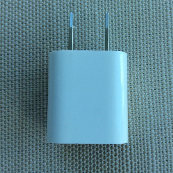 Apple 5W USB Power Adapter (Gift with Purchase) - Picture 4 of 4