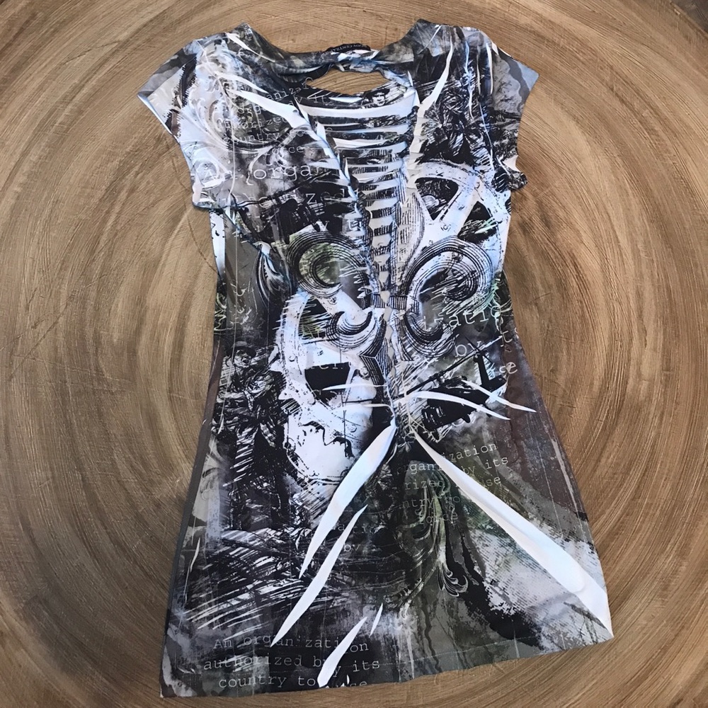 Elastic Shirt with Slit Back.