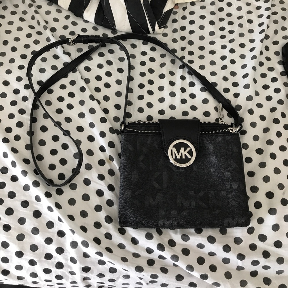 Micheal kors black cross body