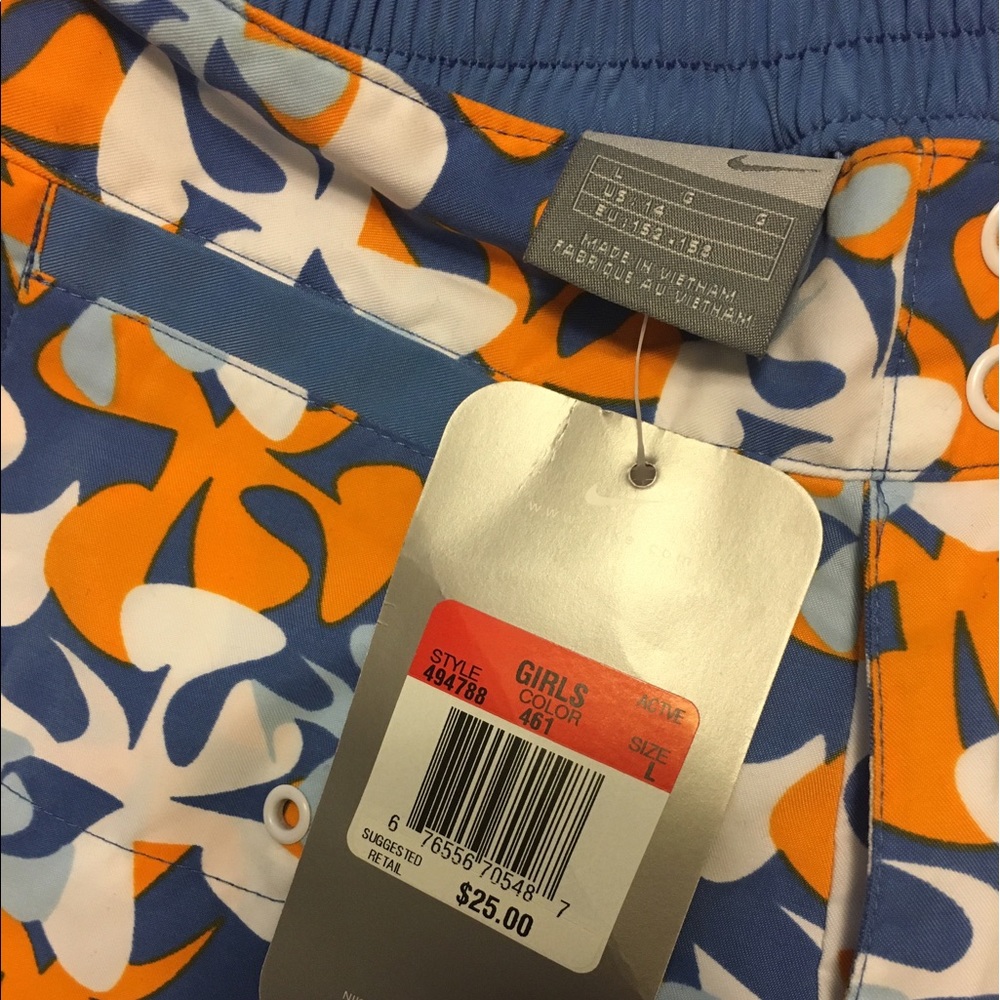 Girls active Nike Shorts Large NWT - Picture 3 of 8
