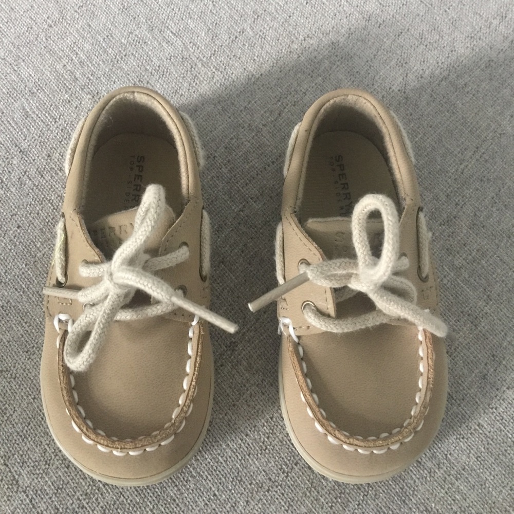 Brand new leather baby Sperry size 4