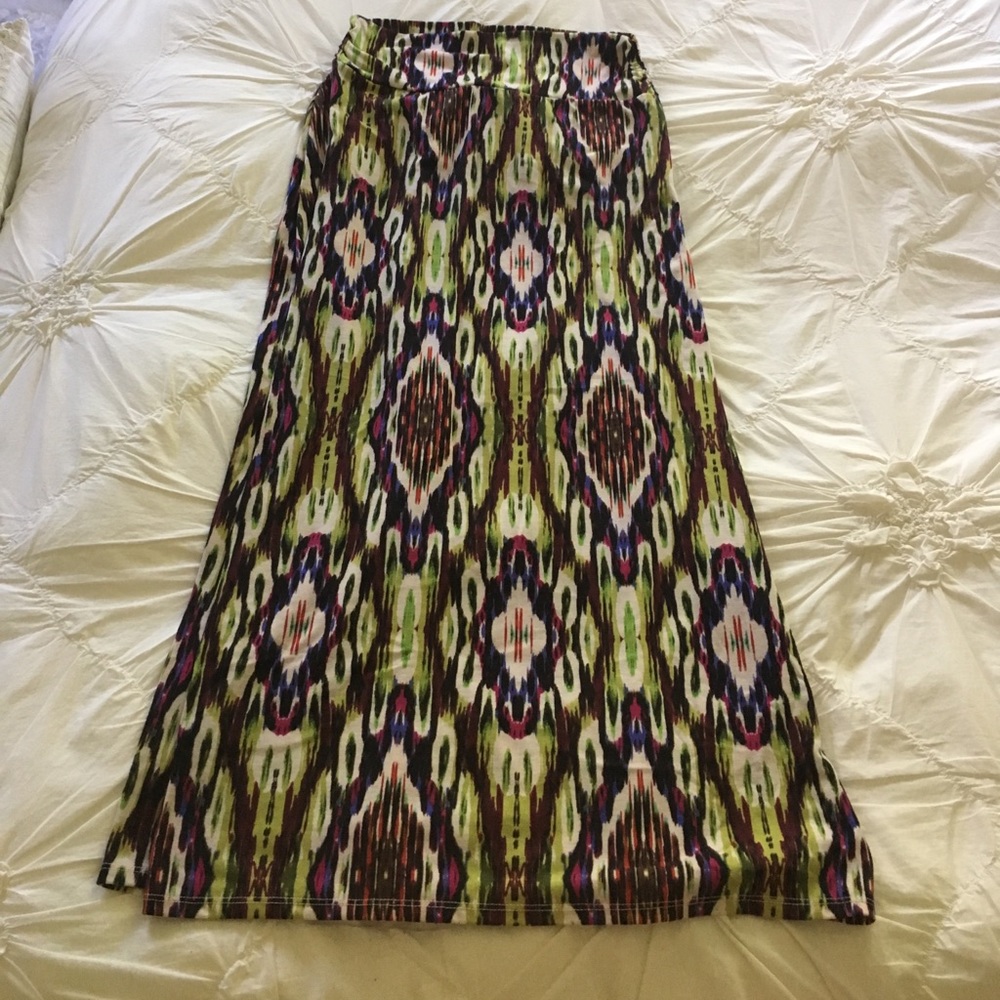 EXCELLENT DEAL! Patterned maxi skirt. Size 4-6