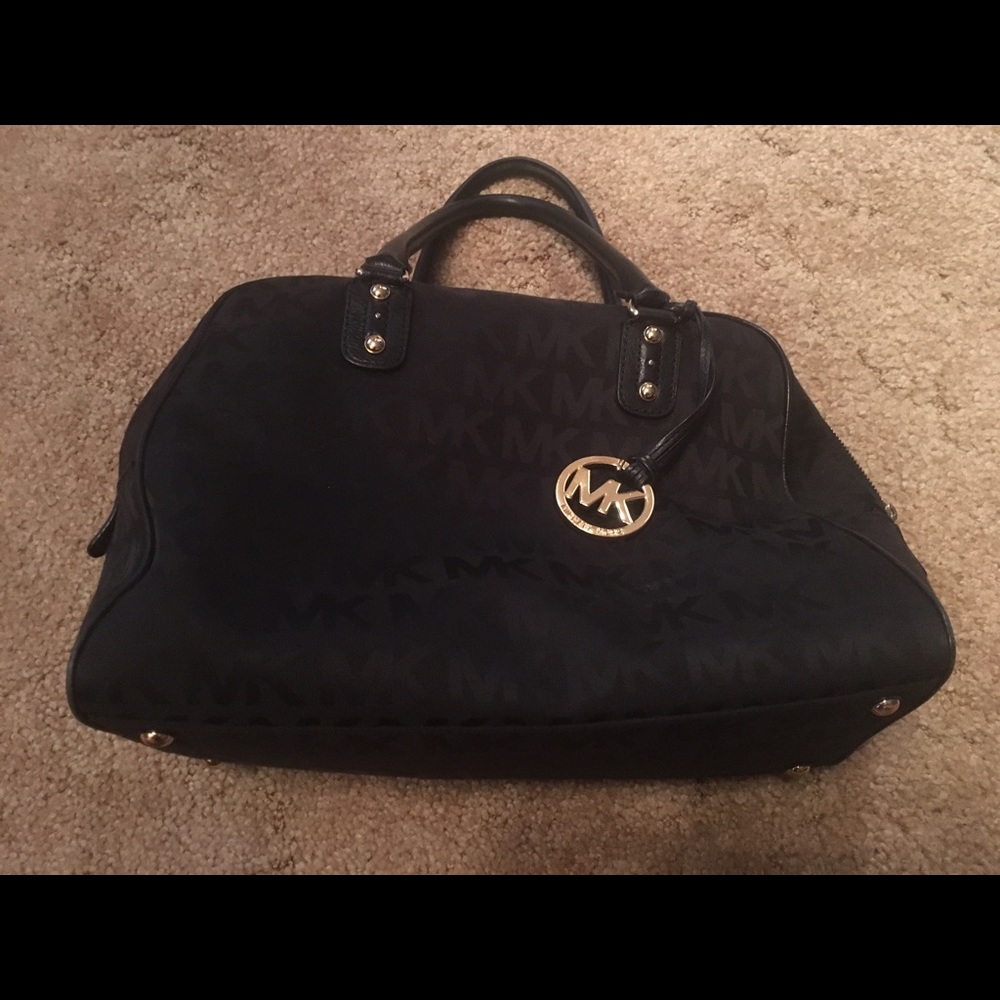 Michael Kors purse (large) black.