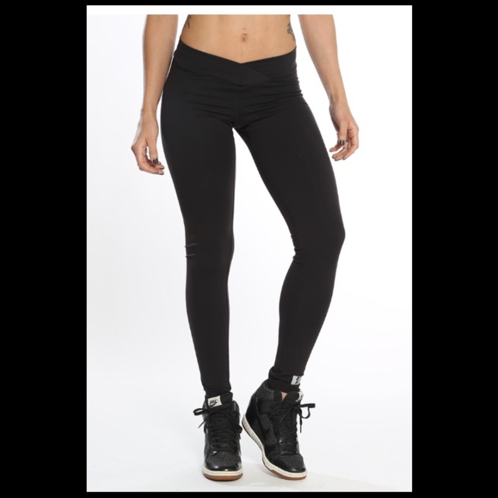 V cut lunar black workout leggings- booty scrunch