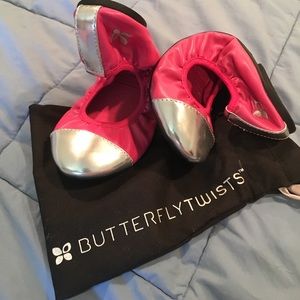NWOT butterfly twists flats. Pink and Silver. Sz 9