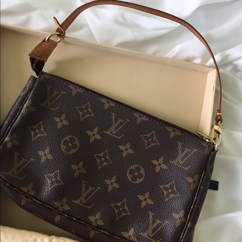 SOLD‼️ Authentic Louis Vuitton Monogram Pochette