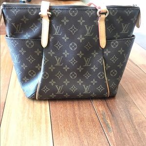 Louis Vuitton small classic handbag