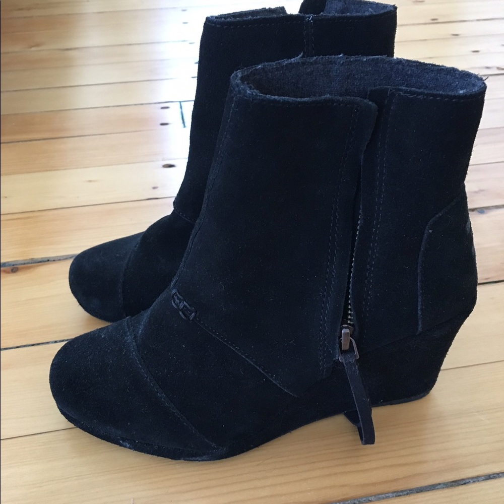 Black suede Toms short boots