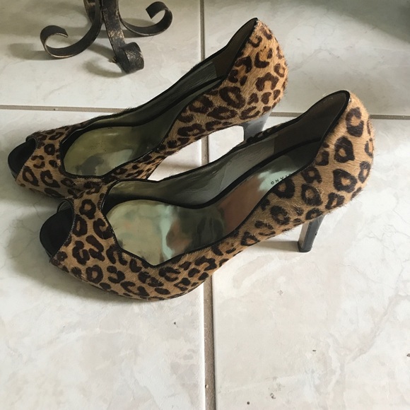 Leopard print open toe high heels. - Picture 2 of 4