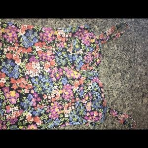 Cute flower zip front top size medium