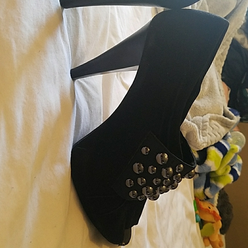 Shoes - Picture 2 of 4