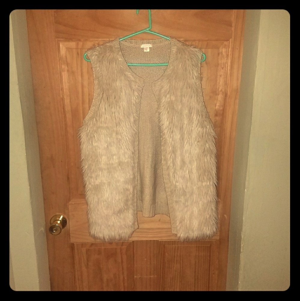 Xhilaration faux fur vest