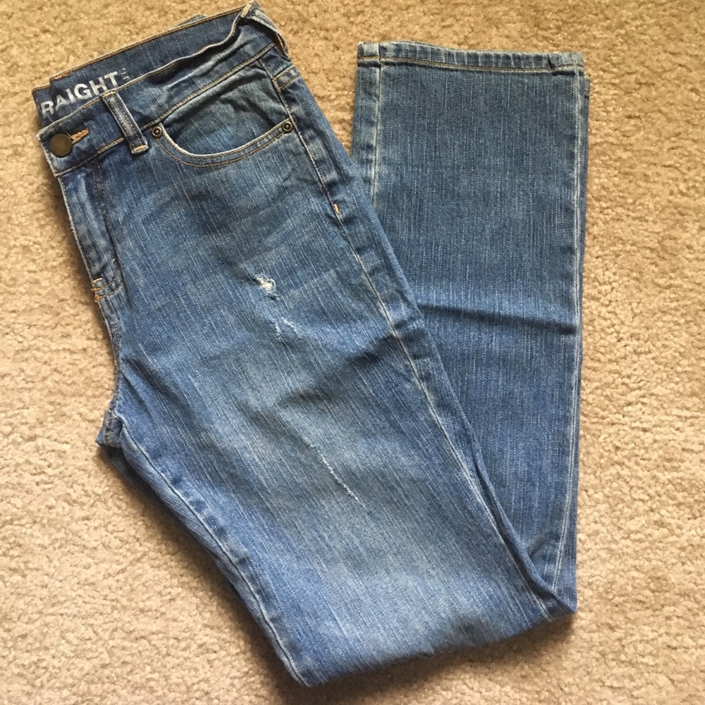 Straight leg slightly distressed jean 6P