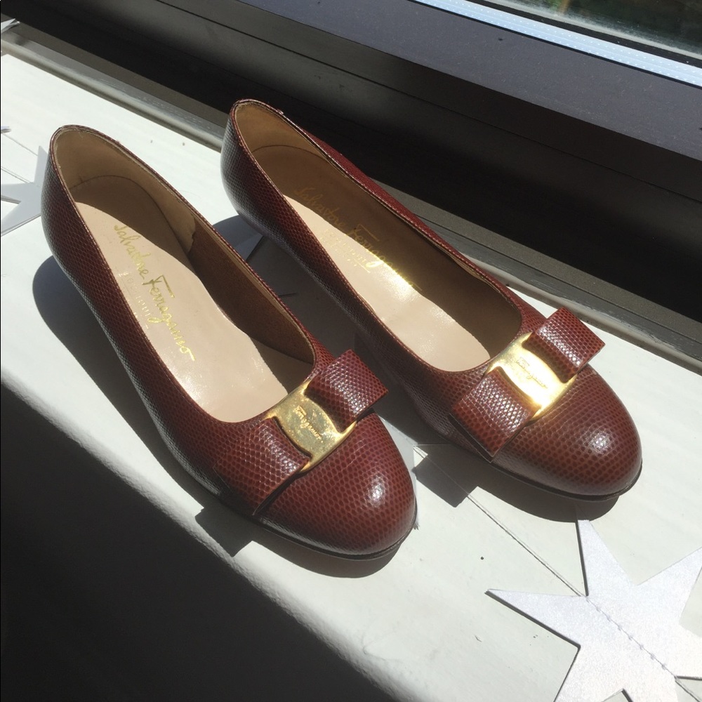 Vintage Ferragamo Vara with small heel, size 5.5